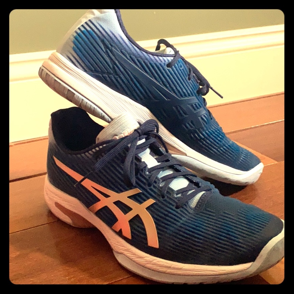 Tennis shoes